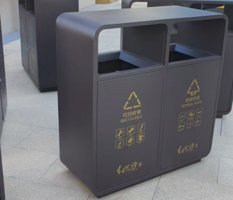 山东潍坊安装一款咖啡色的户外分类垃圾桶